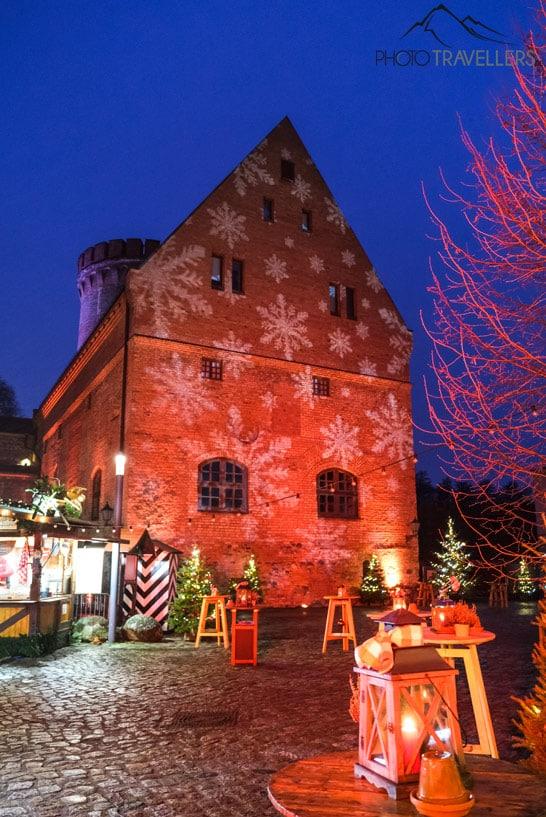 Vista de la Ciudadela de Berlín con luces y proyecciones con motivos navideños