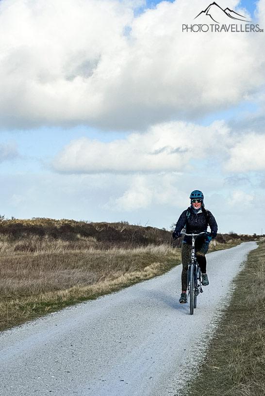 Blogueuse de voyage Biggi Bauer sur un vélo à Ameland