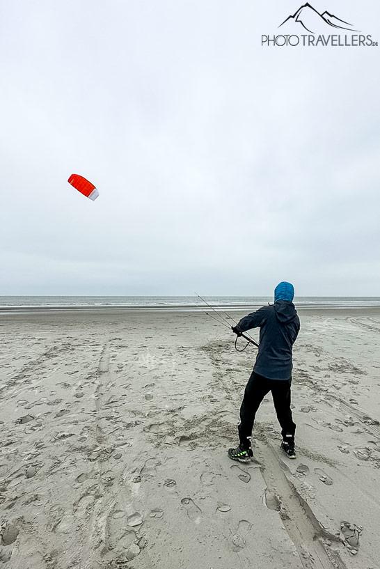Blogueur de voyage Florian Westermann avec un Powerkite sur la plage d'Ameland