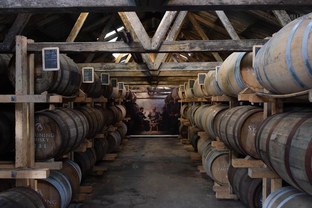 Fûts dans le hall de la distillerie de Stauning Whisky au Danemark
