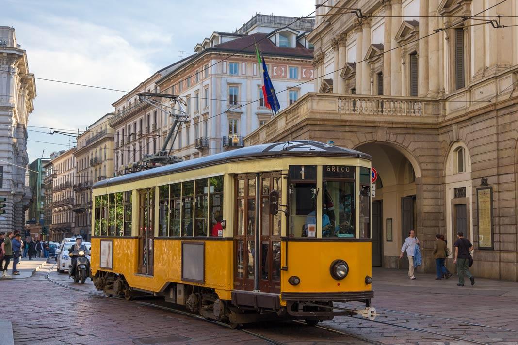 Un tram devant le Teatro alla Scala à Milan