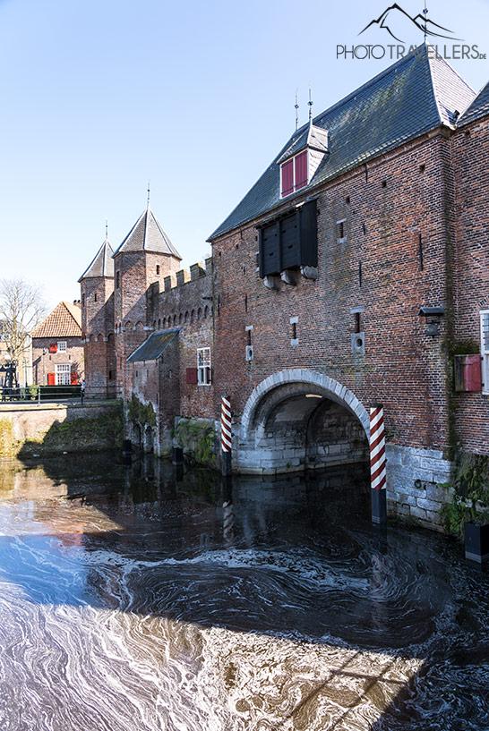 La porte médiévale et d'eau Koppelpoort à Amersfoort