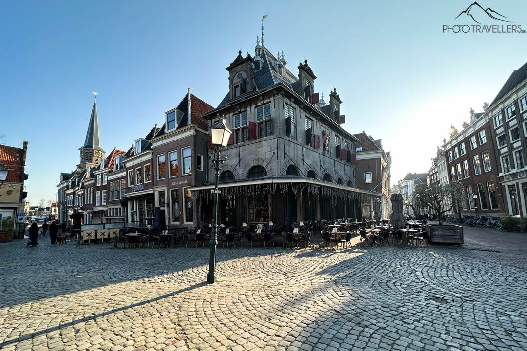 La place Roode Steen dans la ville néerlandaise de Hoorn