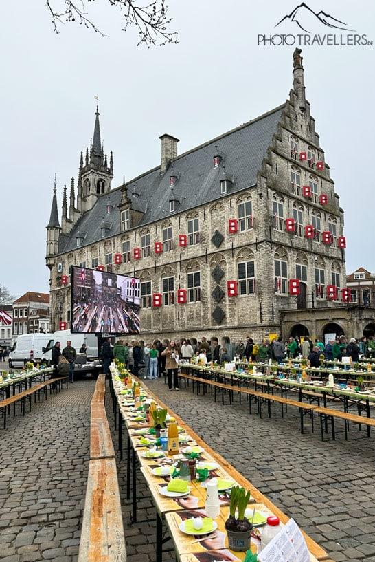 Le petit déjeuner de Pâques devant l'Hôtel de Ville à Gouda