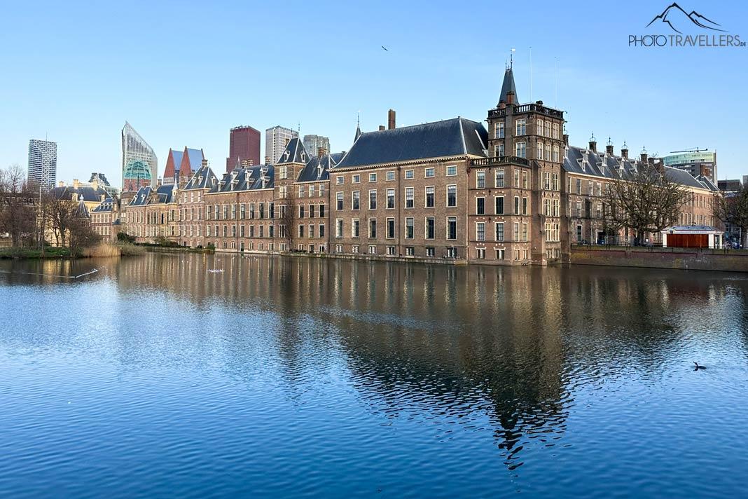 Le Binnenhof à La Haye avec des immeubles en arrière-plan