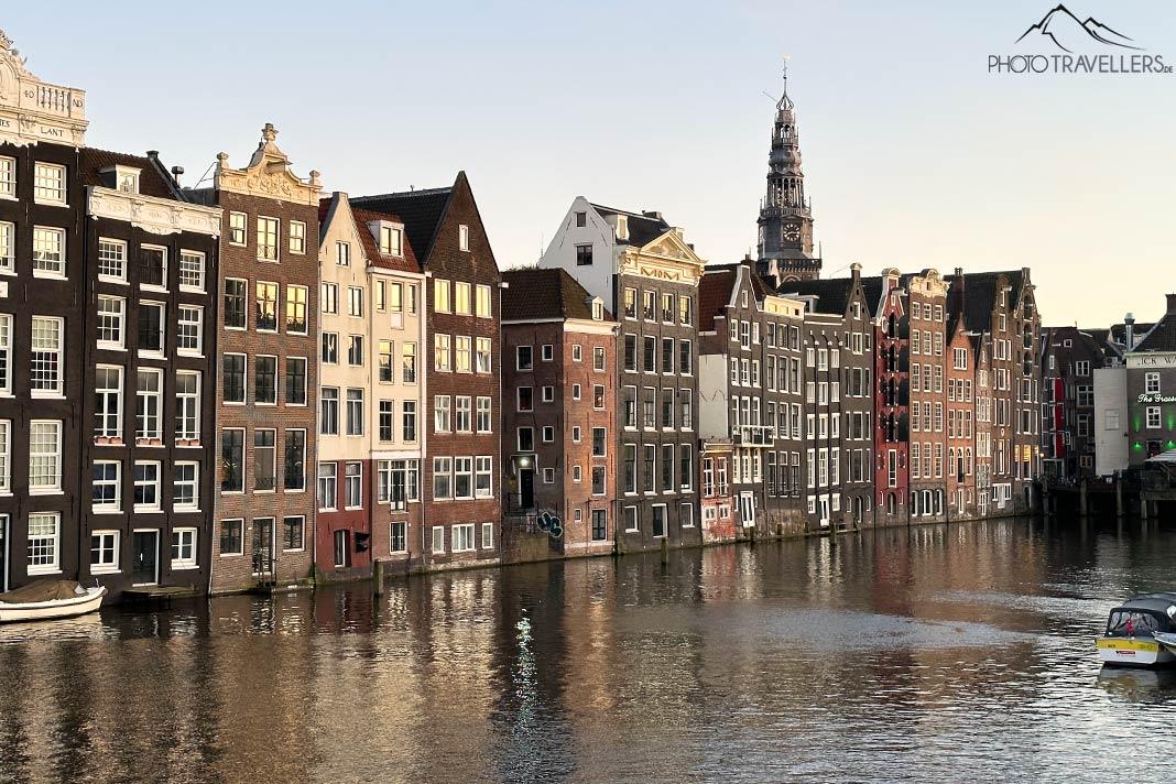 Les célèbres "Maisons Dansantes" dans la lumière du soir à Amsterdam