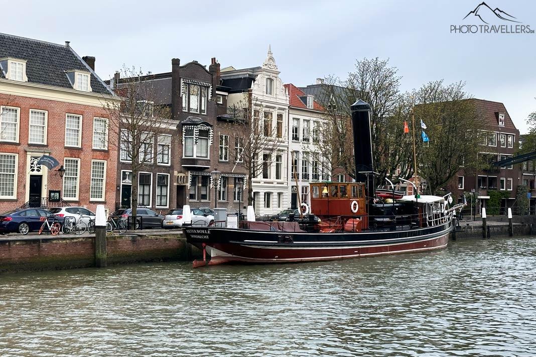 Un navire dans le Wolwevershaven de la ville néerlandaise de Dordrecht
