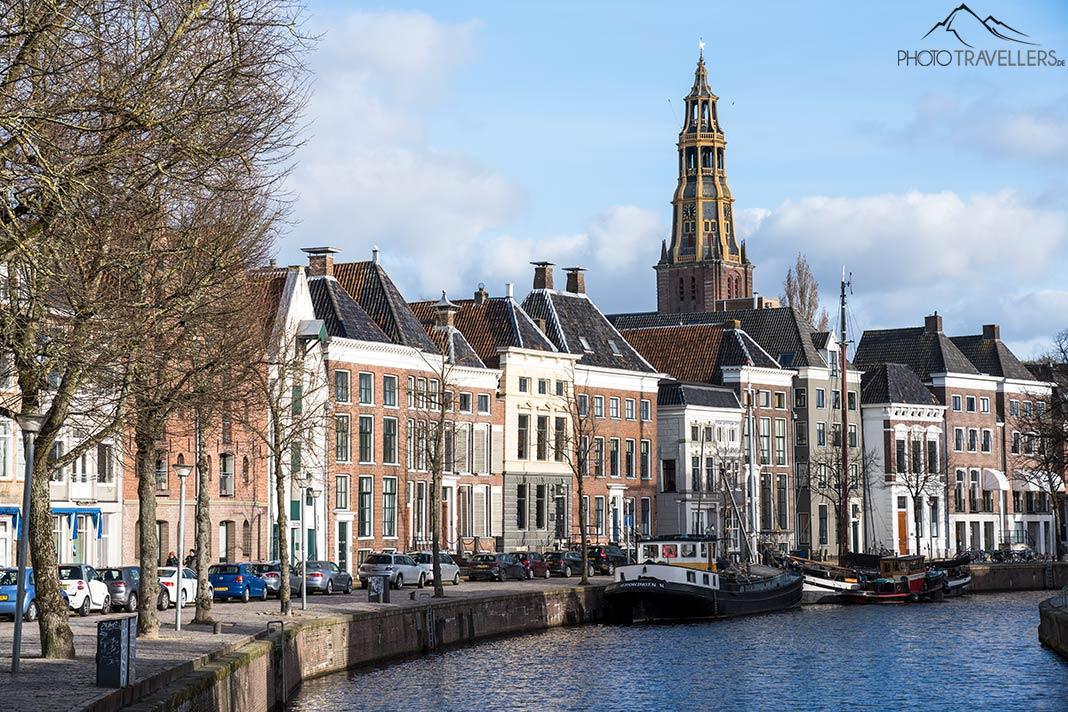 La vue de la Visserbrug sur l'église bien connue Akerk à Groningen