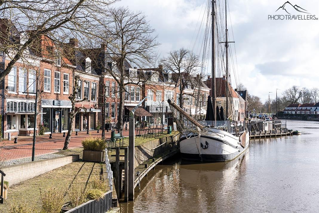 Un canal avec un bateau dans la ville de Dokkum