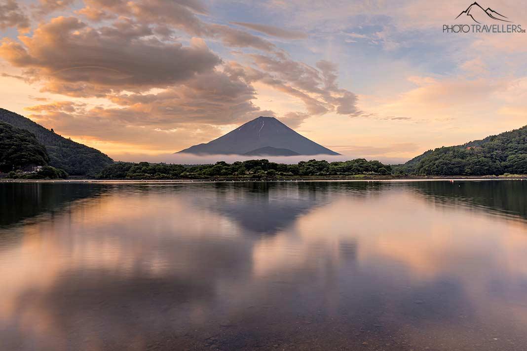 The view over Lake Shōji with the Fuji reflecting in the water in the morning