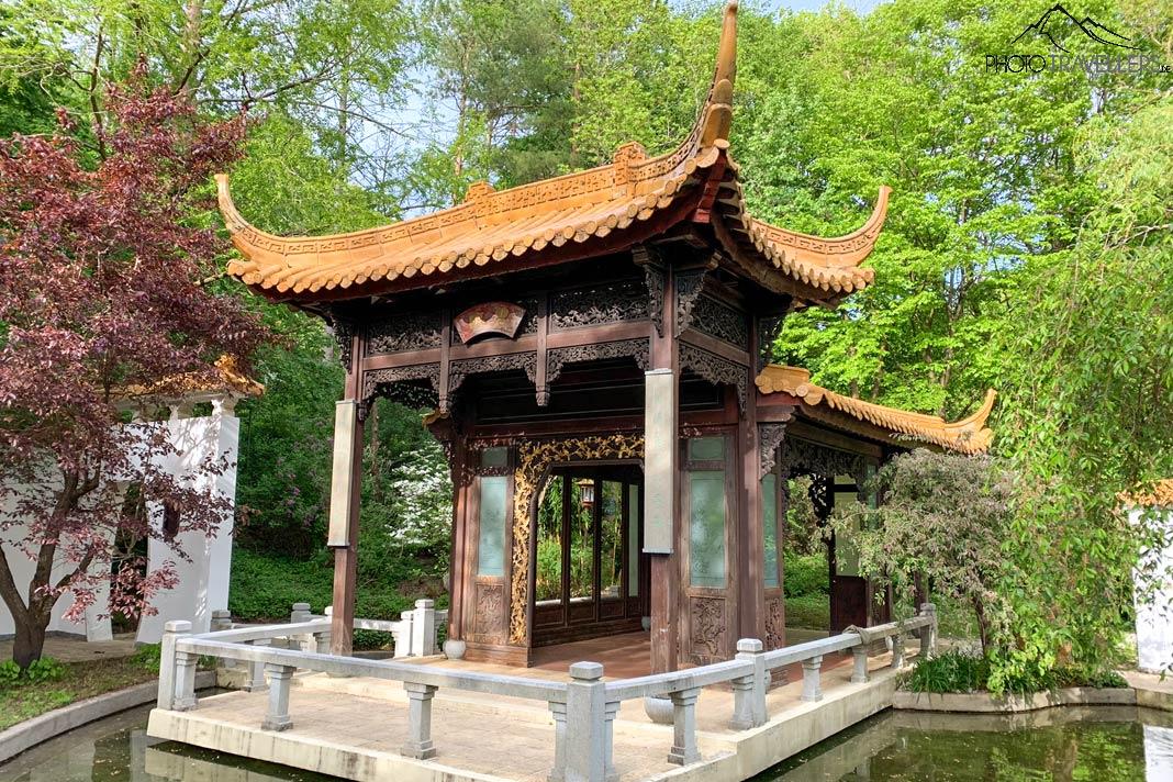 Ce pavillon asiatique dans le Parc des Buttes-Chaumont