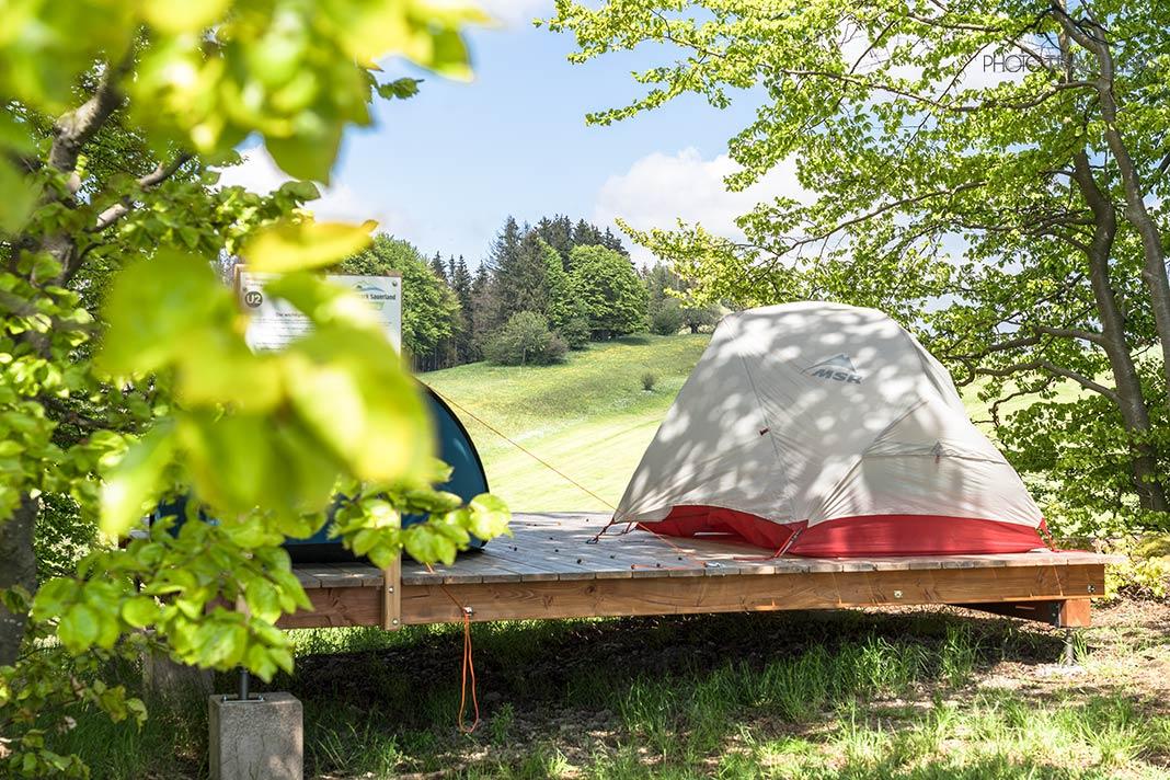 Une plateforme de randonnée avec deux tentes dans la forêt du Sauerland