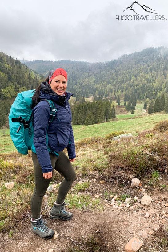 Blogueuse voyage Biggi Bauer en tenue de randonnée sur le Albsteig dans la forêt noire