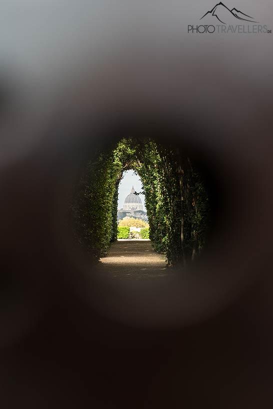 La vue à travers le trou de la serrure d'Aventin sur la basilique Saint-Pierre