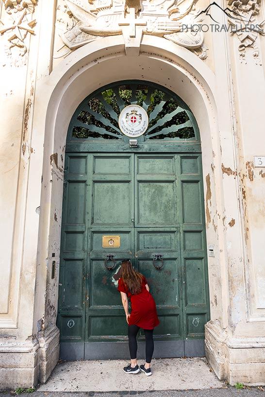 La blogueuse de voyage Biggi Bauer regardant à travers le 'trou de la serrure' d'Aventin à Rome