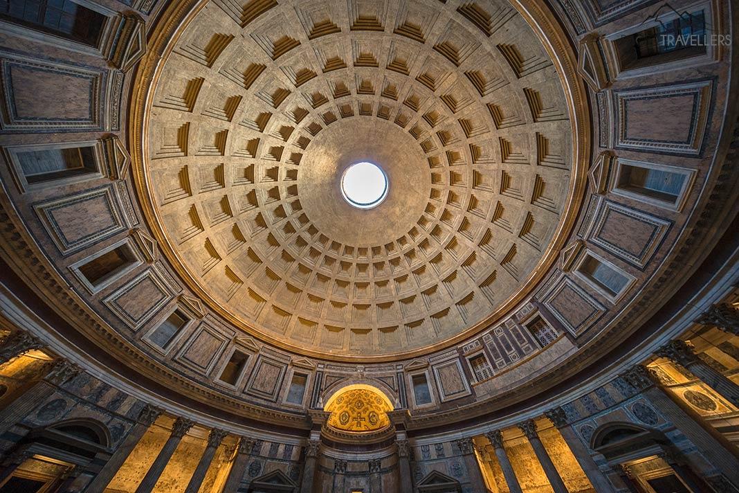 La coupole du Panthéon à Rome vue de l'intérieur