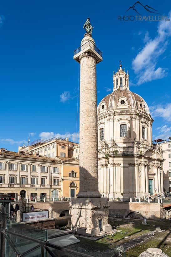 La colonne de Trajan avec l'église Chiesa del Santissimo Nome di Maria al Foro Traiano à Rome