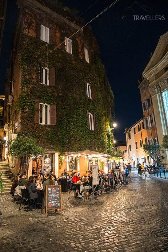 Des personnes dans un restaurant à Trastevere
