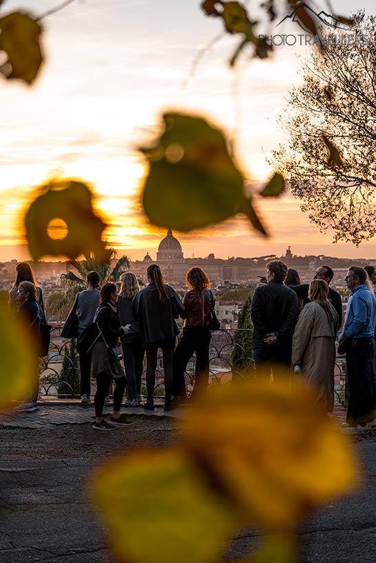 Visiteurs le soir sur la Terrazza Viale del Belvedere avec vue sur Rome