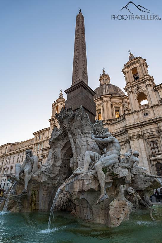 La Fontaine des Quatre Fleuves avec l'église baroque Sant'Agnese in Agone sur la Piazza Navona à Rome