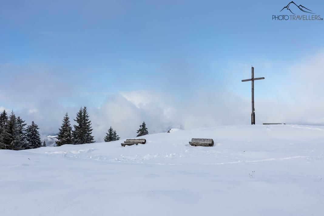 Le plateau sommitale de la Hochalm avec croix sommital et bancs en bois