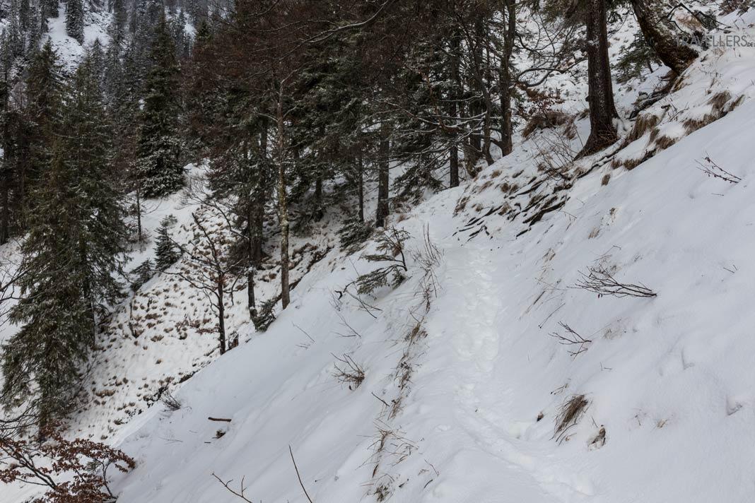 Orientation du chemin en pente montagneuse