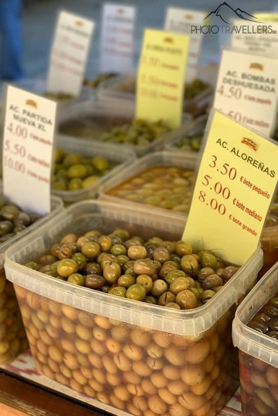 Sélection d'olives au marché