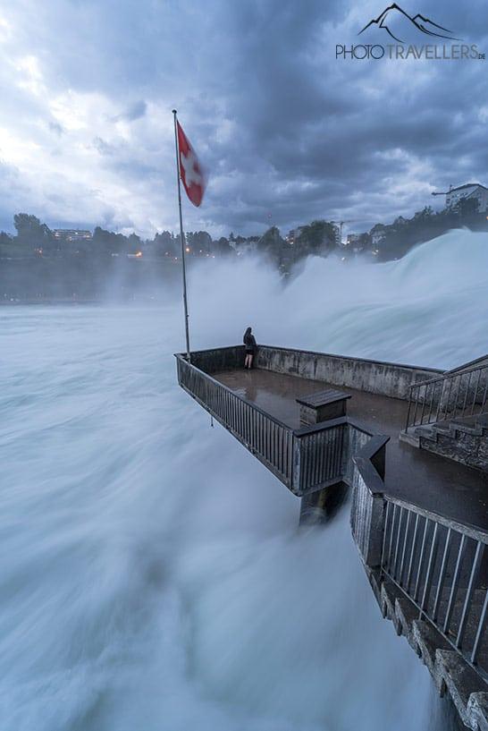 Biggi está en una plataforma sobre la catarata del Rin