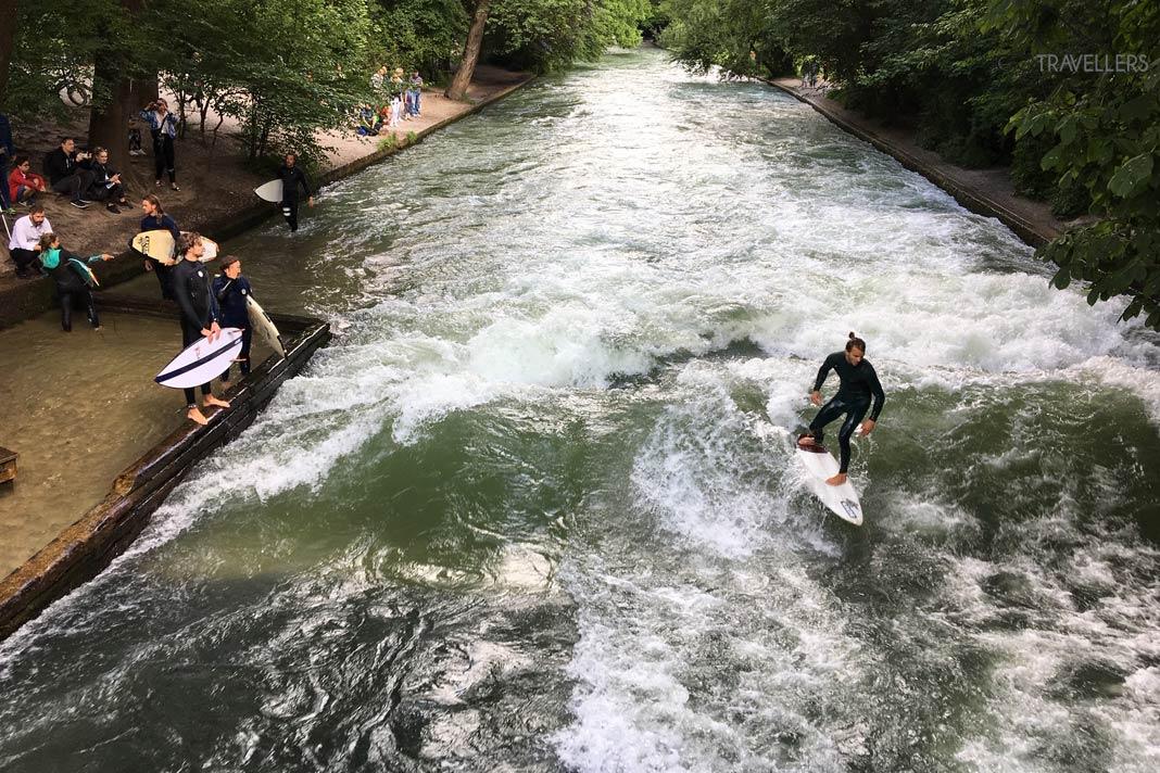 Surfer sur l'Eisbach dans le Jardin Anglais à Munich