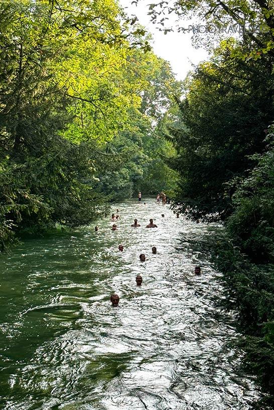 Nageurs dans l'Eisbach dans le Jardin Anglais à Munich