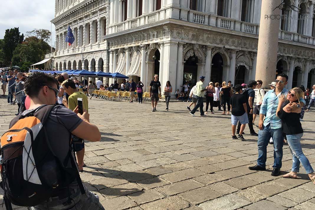 O blogueiro de viagens Florian Westermann tira uma foto com seu celular de um casal em Veneza
