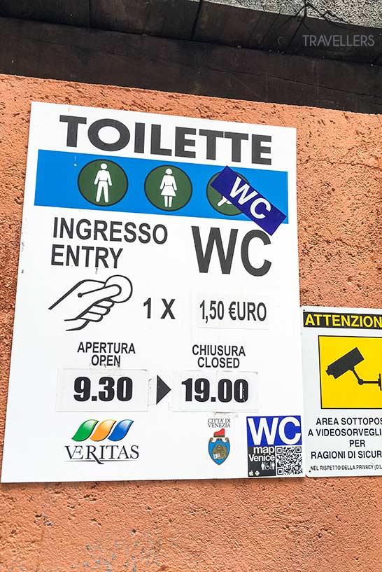 Um banheiro público em Veneza, que cobra entrada