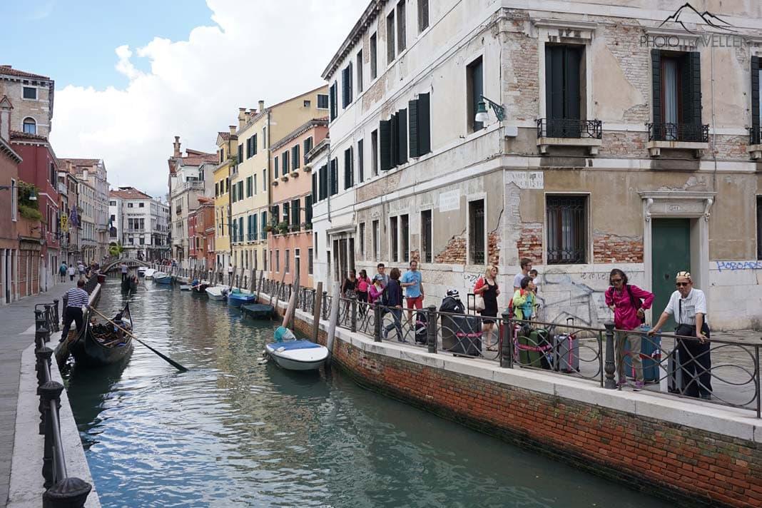 Turistas com malas de rodinha em Veneza