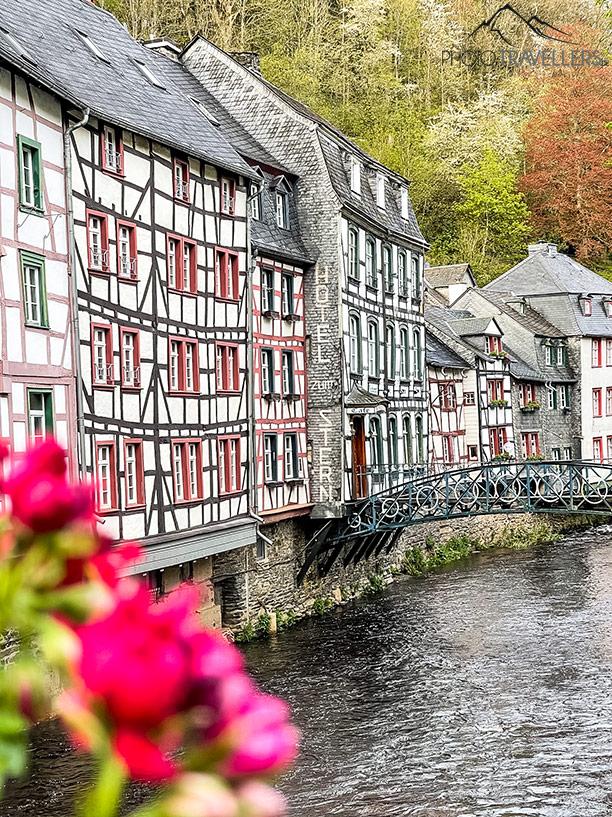 Vue sur des maisons à colombages au bord de la rivière à Monschau en NRW