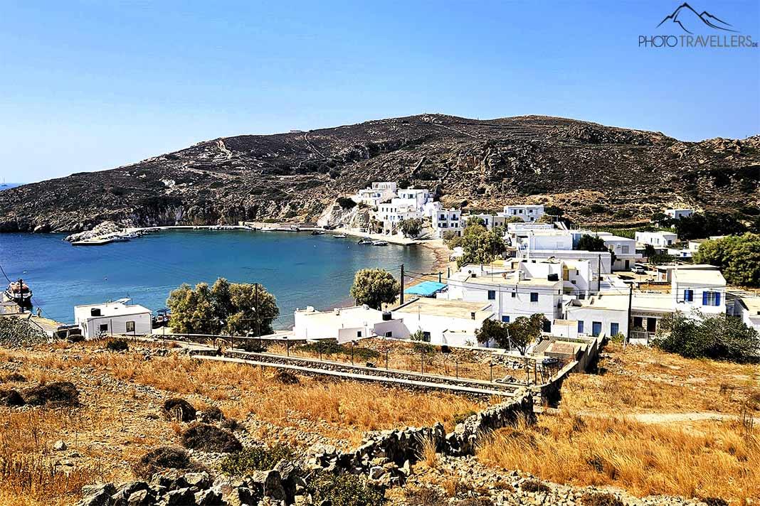 Les maisons blanches du port de Psathi sont entourées de collines arides