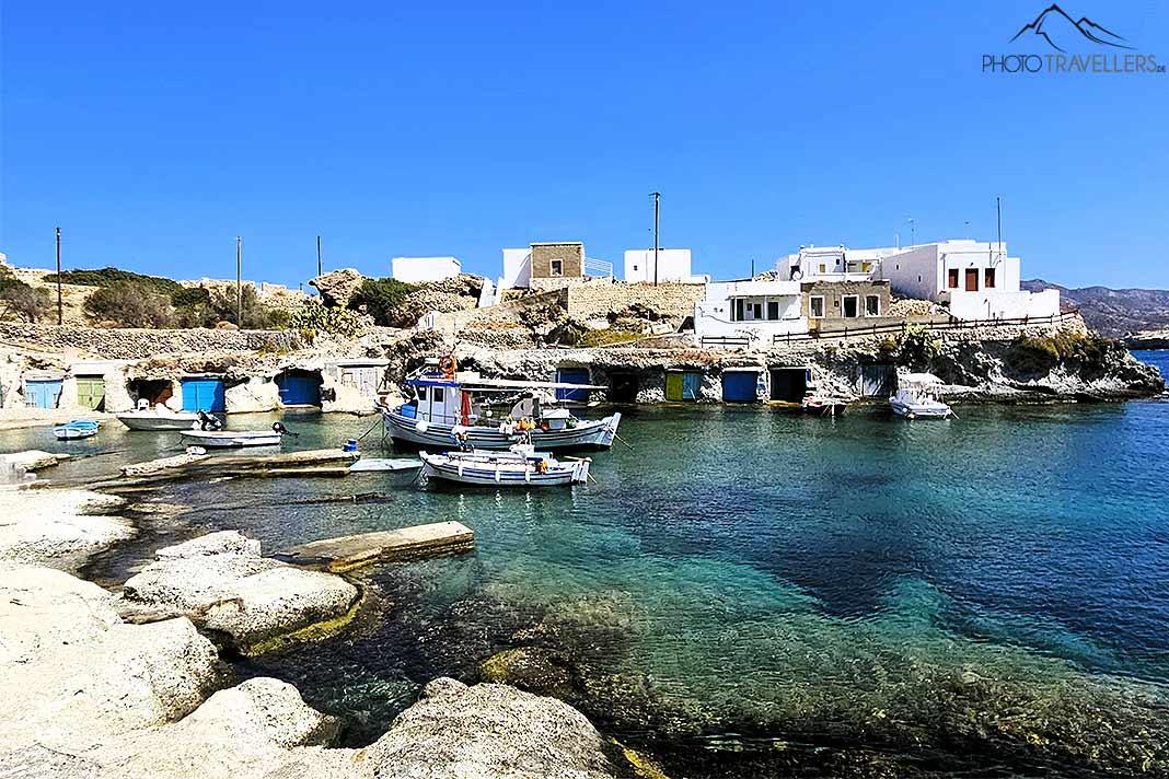 Les bateaux de pêche sont ancrés dans la petite crique de Goupa Kara devant les portes colorées des garages à bateaux