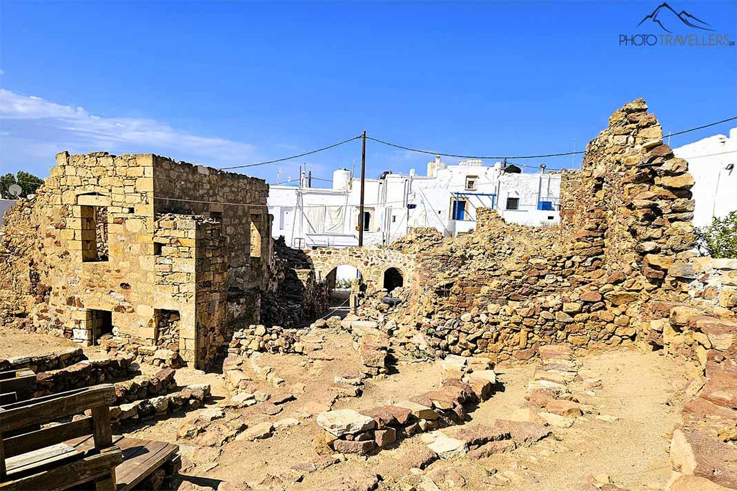 Au milieu des maisons blanches de la Chora se trouvent les ruines de pierre du Kastro