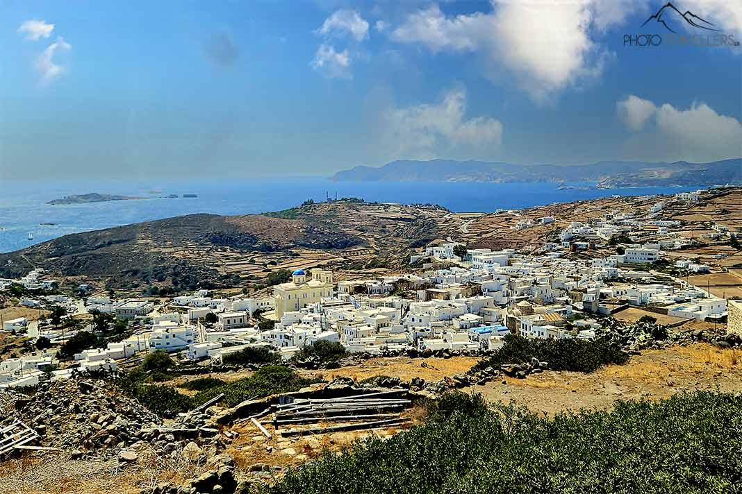 Les maisons blanches et cubiques de la Chora sont alignées sur un plateau surplombant la mer