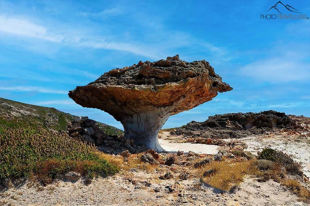 Les différentes couches de roche d'une pierre à Skiadi ressemblent à un champignon