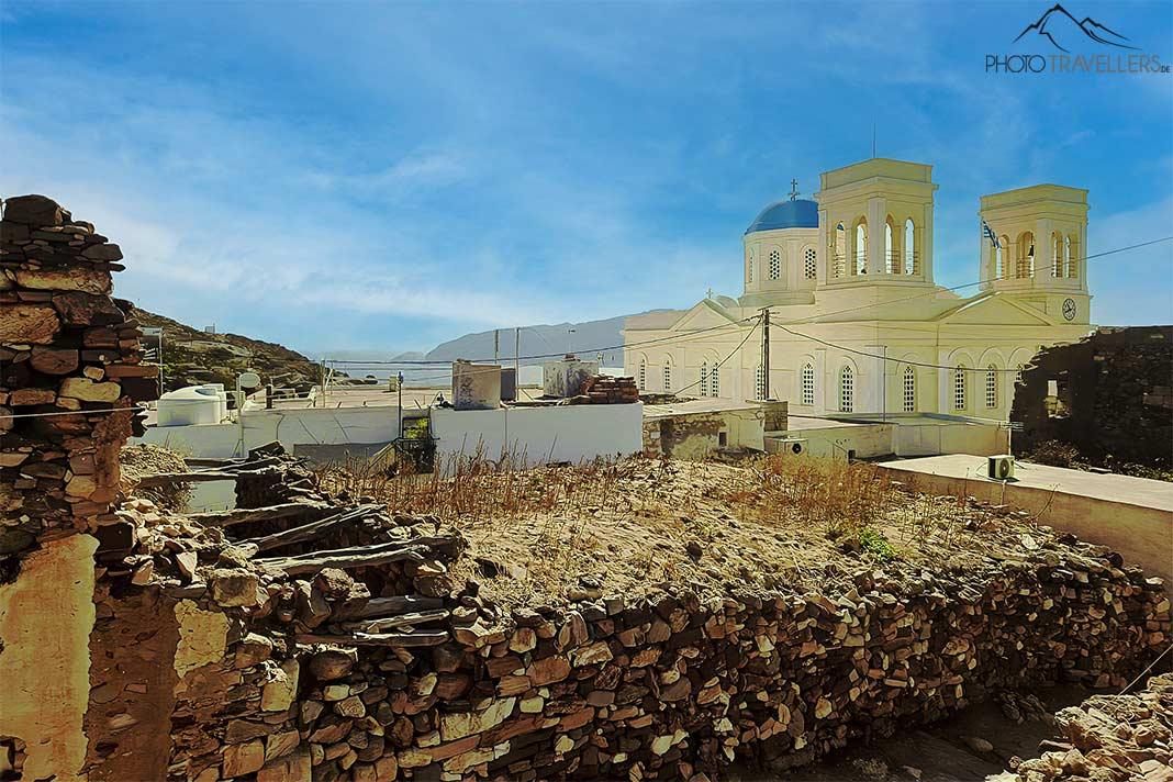 L'église blanche Agios Spiridon s'élève avec son dôme bleu parmi les ruines du Kastro de Kimolos