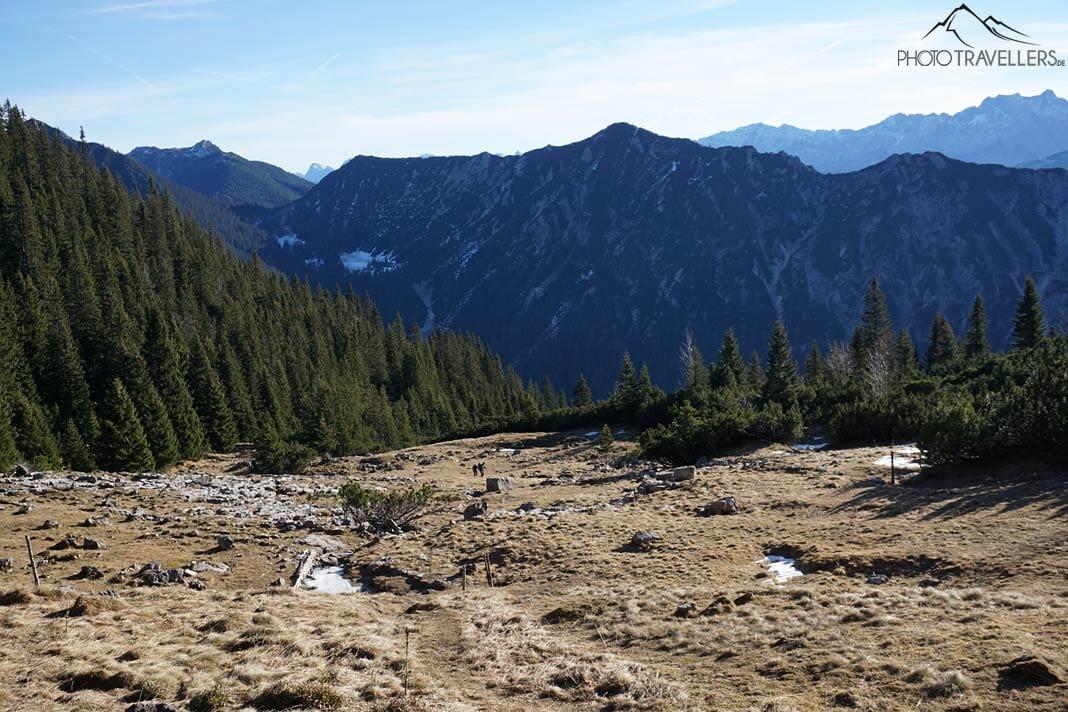 Deux randonneurs sur une prairie alpin en route vers le Friederspitz