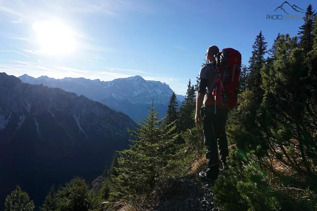 Mon collègue de randonnée Maik regarde les montagnes environnantes