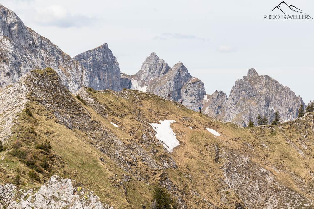 Três caminhantes em impressionante cenário montanhoso
