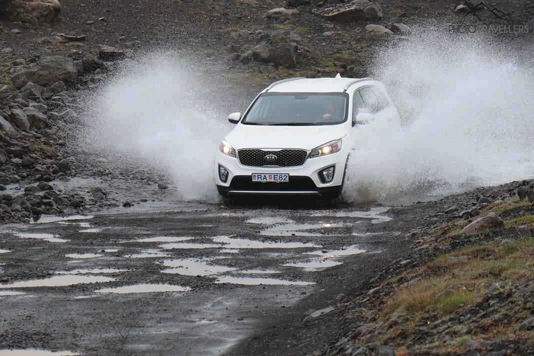 Une voiture de location blanche à quatre roues motrices sur la F 35 en Islande