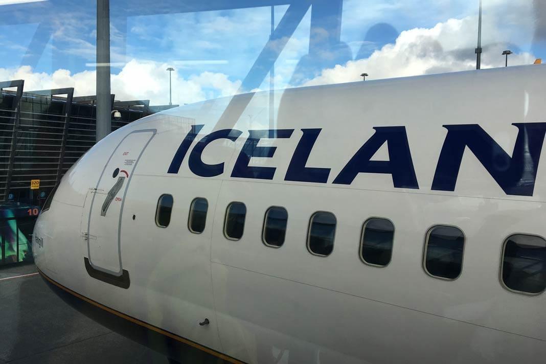 Un avion de Icelandair à l'aéroport en Islande