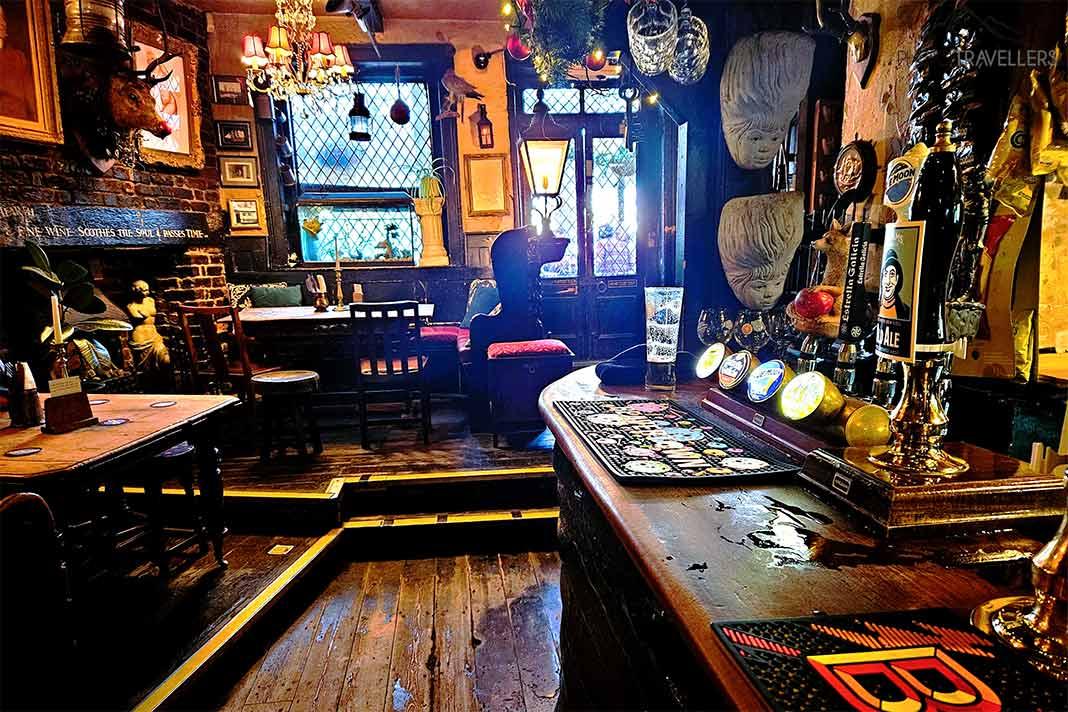 L'intérieur du Mayflower Pub est en bois sombre