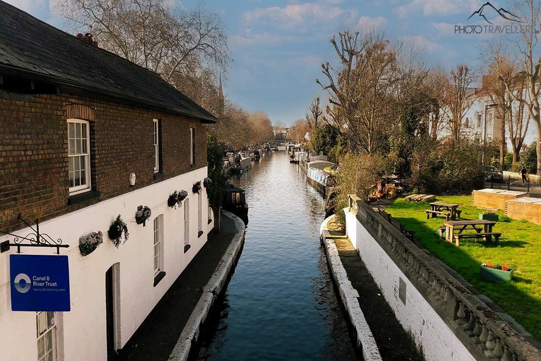 Des arbres et des espaces verts ornent les rives du narrow Regent's Canal