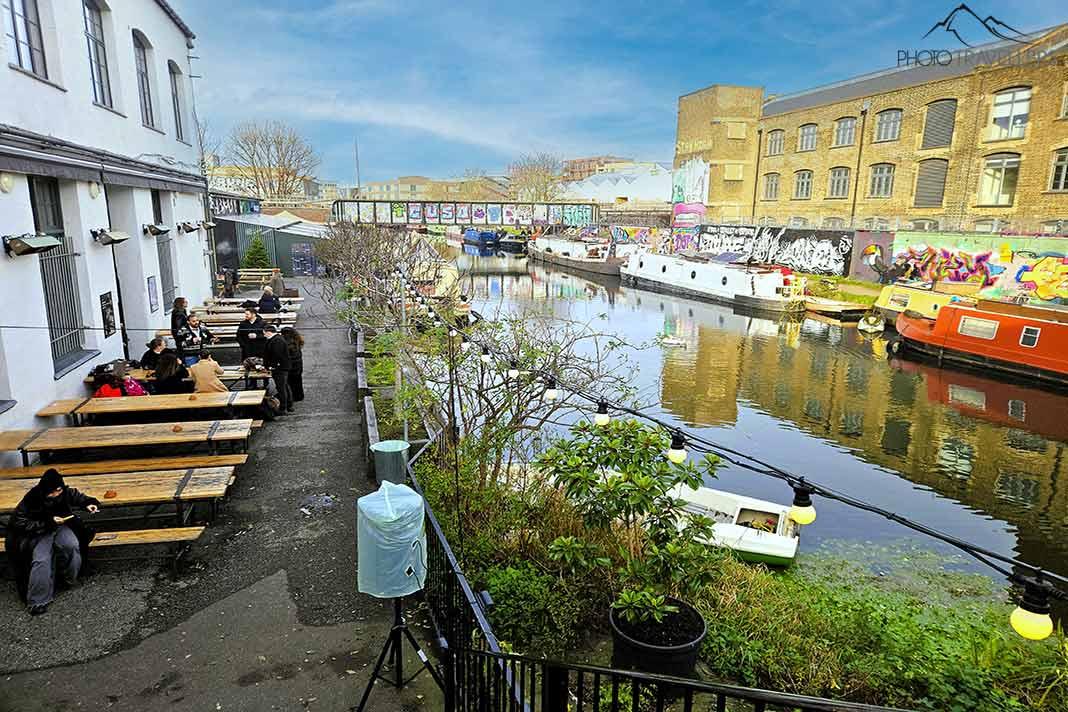 Le long des canaux à Hackney Wick, de vieux bâtiments industriels et des écluses s'alignent