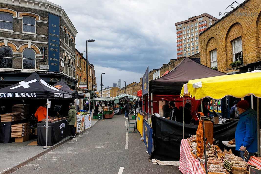 Les stands du Broadway Market s'alignent de part et d'autre de la rue