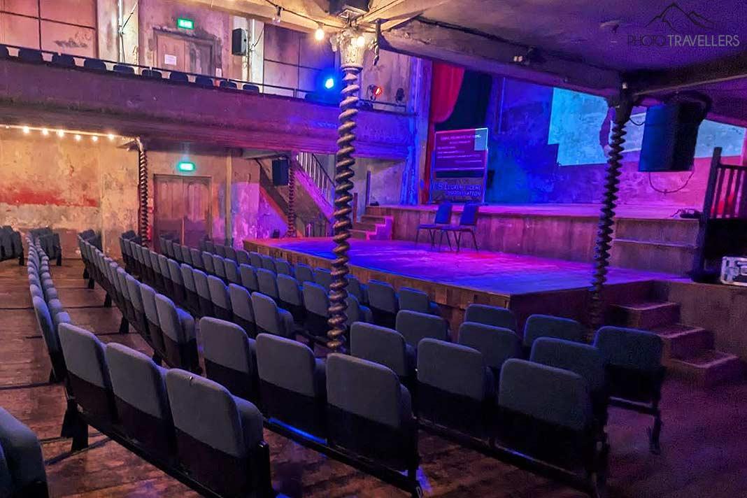 Des rangées vides devant la scène colorée de la Wilton's Music Hall